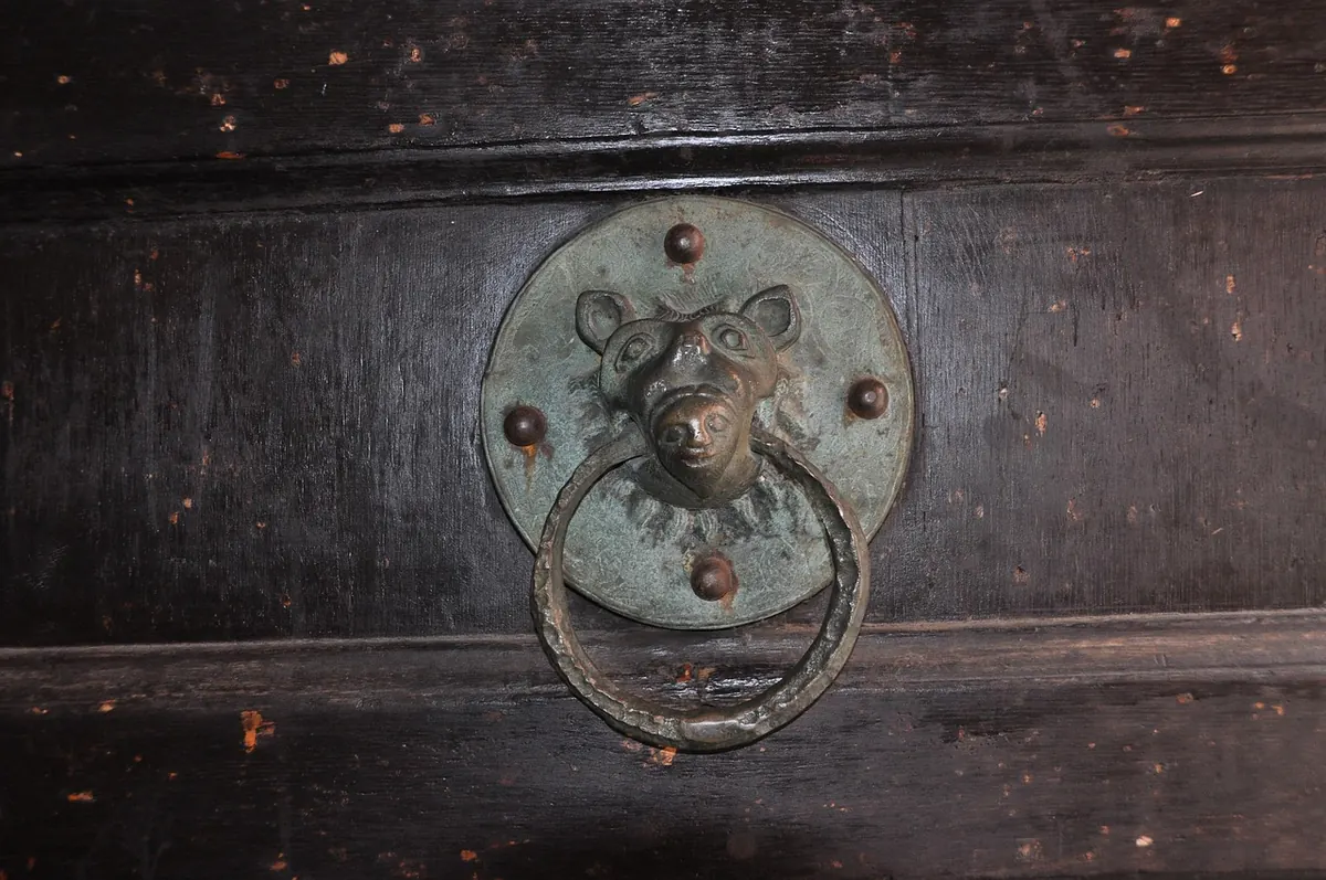 How to Spot Fake Victorian Brass Door Knockers: A Beginner's Guide